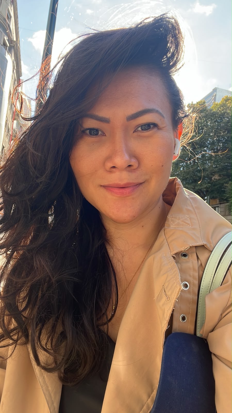 Sílvia Yoshinaga em retrato ao ar livre